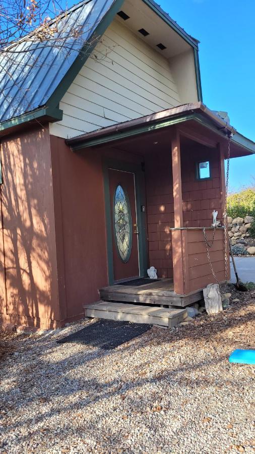 Angel Cottage With A Sauna Or The Cozy With A Jacuzzi Tub, Both Are Studios With A View Of Mount Shasta Εξωτερικό φωτογραφία